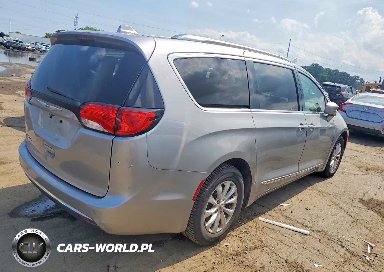 2018 Chrysler Pacifica Touring L VIN:2C4RC1BG8JR353446 - 3