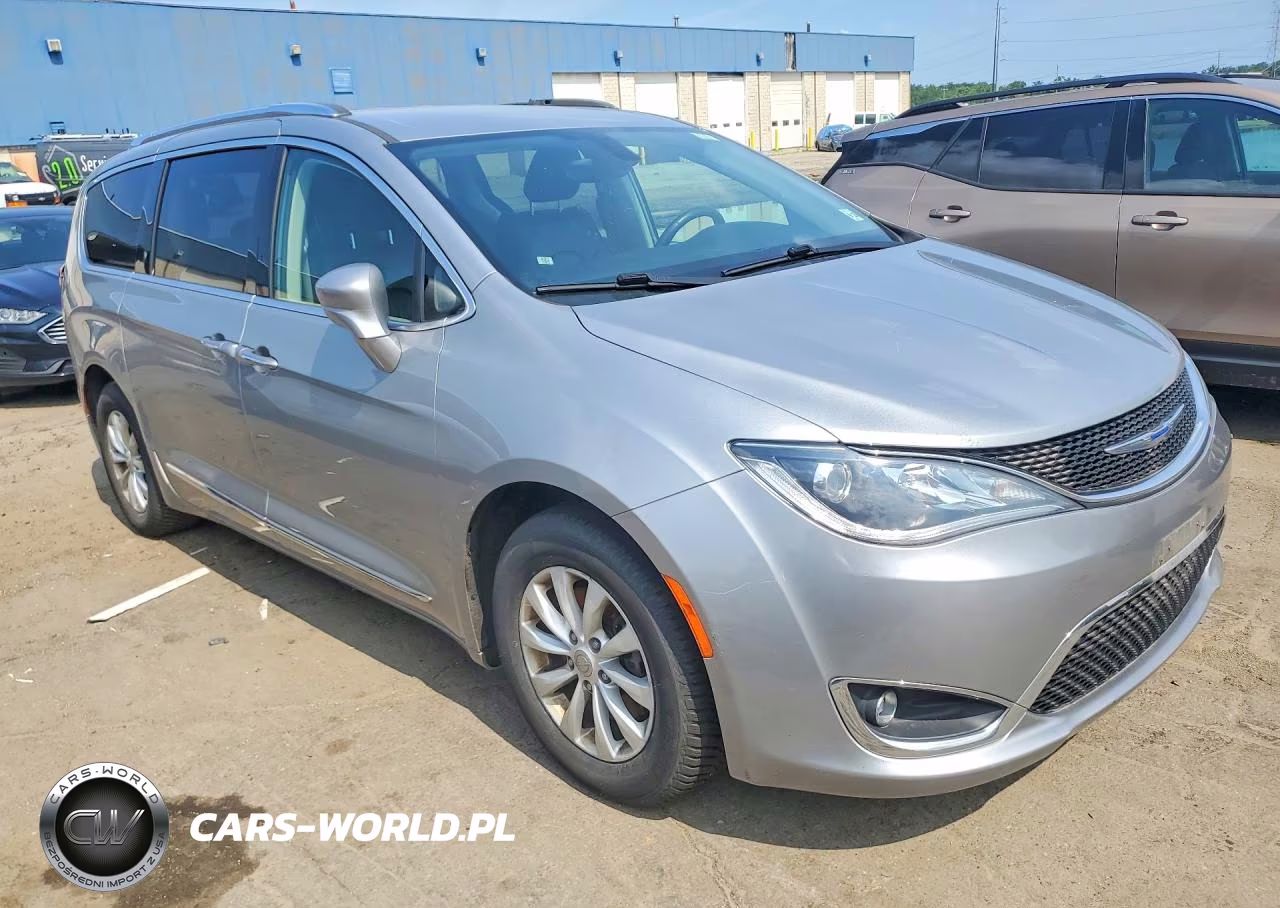 2018 Chrysler Pacifica Touring L VIN:2C4RC1BG8JR353446 - 4