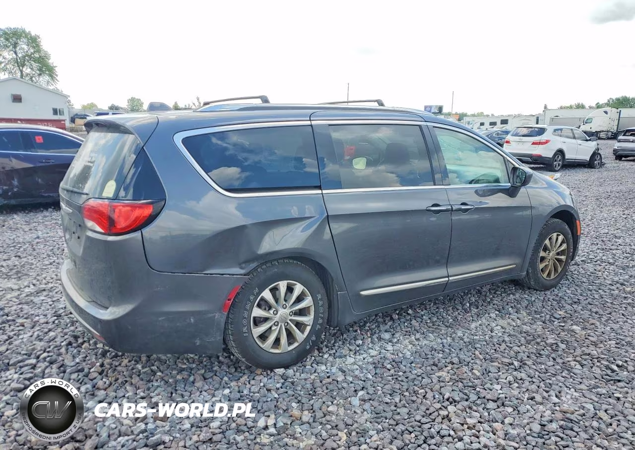 2018 Chrysler Pacifica Touring L VIN:2C4RC1BG0JR149563 - 3