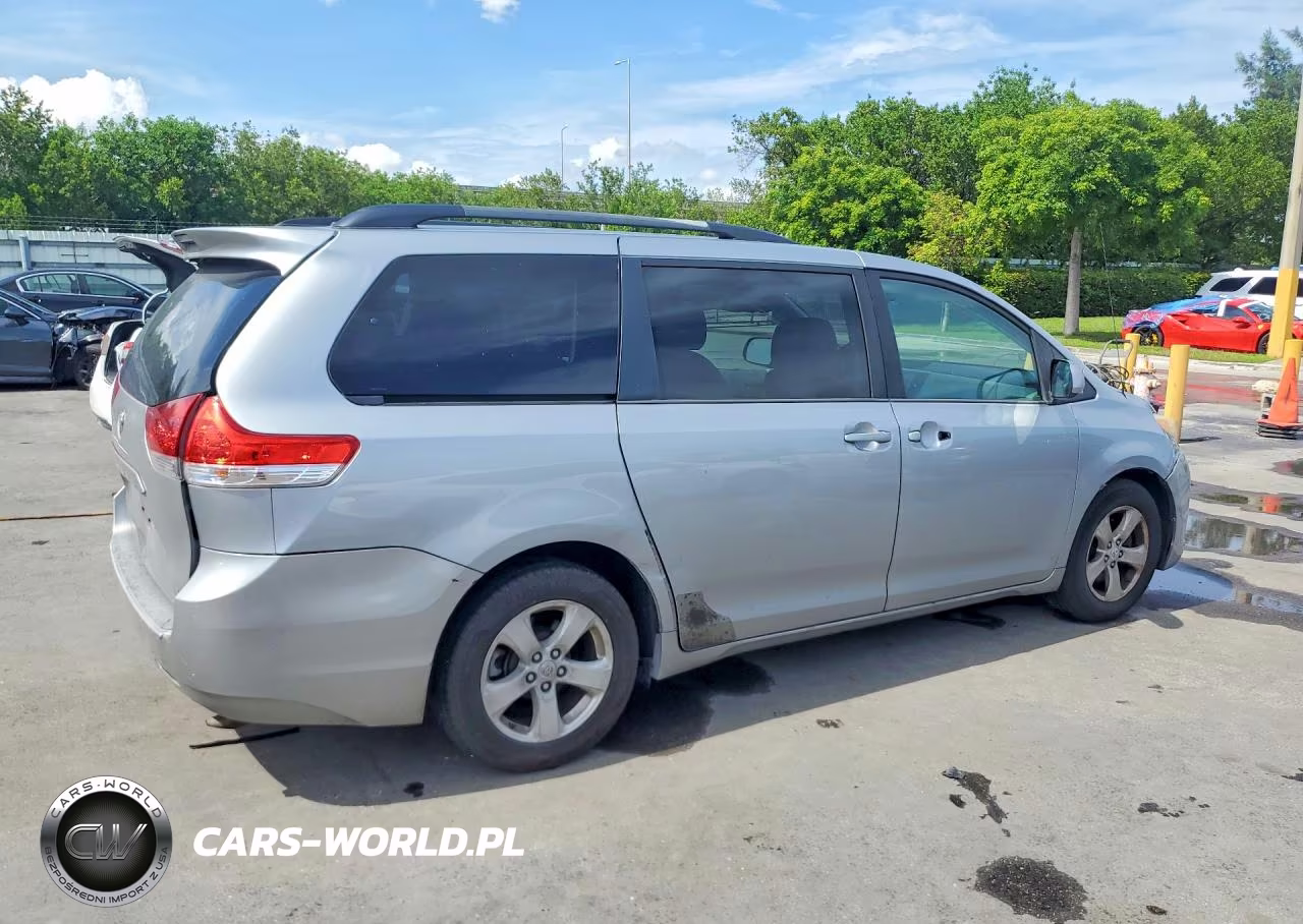 2014 Toyota Sienna Le VIN:5TDKK3DC6ES451088 - 3