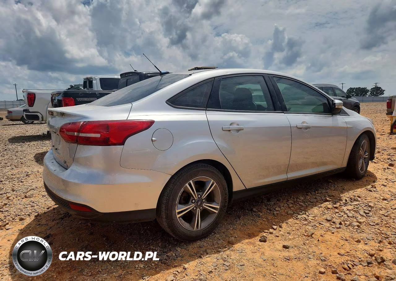 2017 Ford Focus Se VIN:1FADP3FE9HL318989 - 3