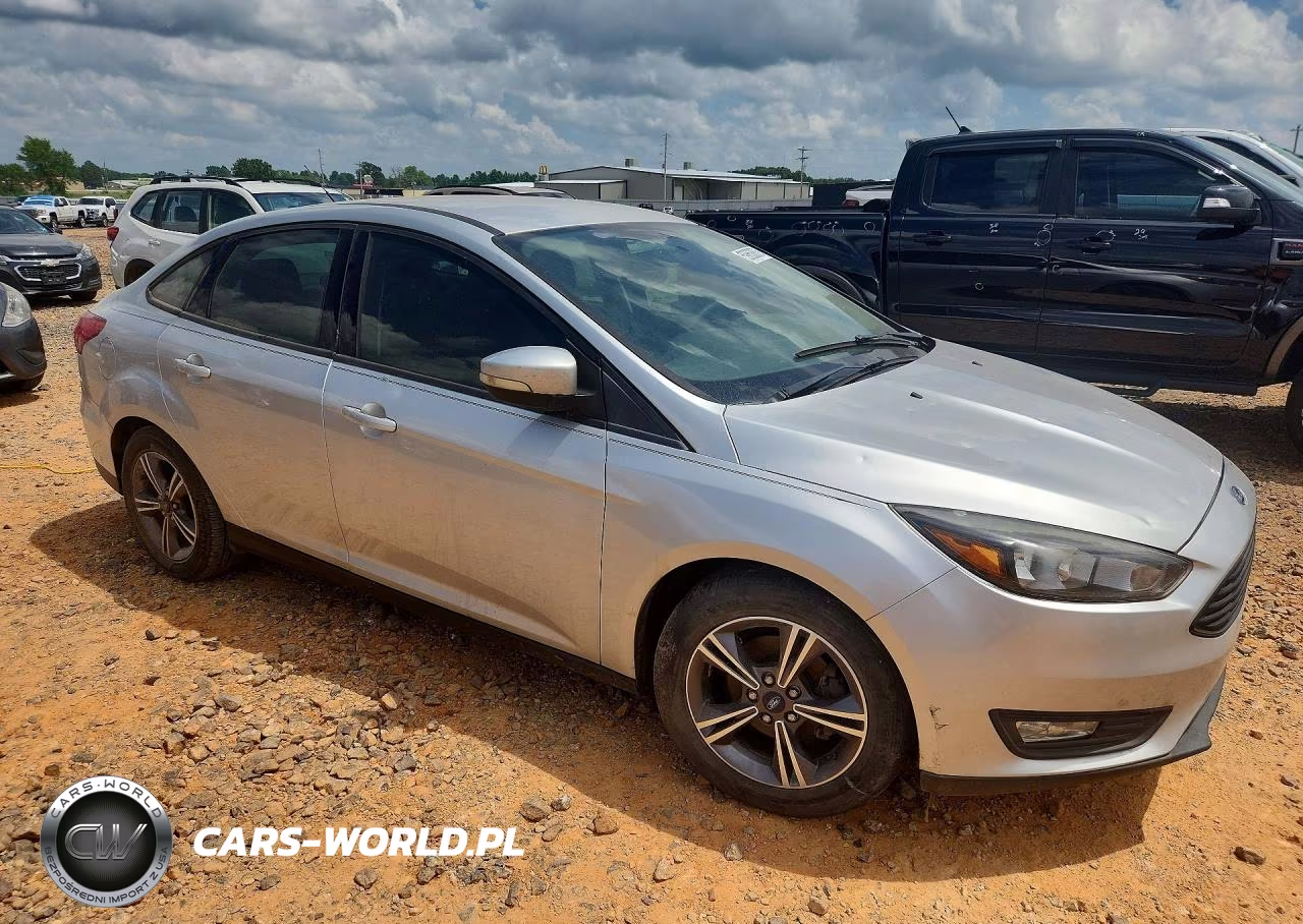 2017 Ford Focus Se VIN:1FADP3FE9HL318989 - 4