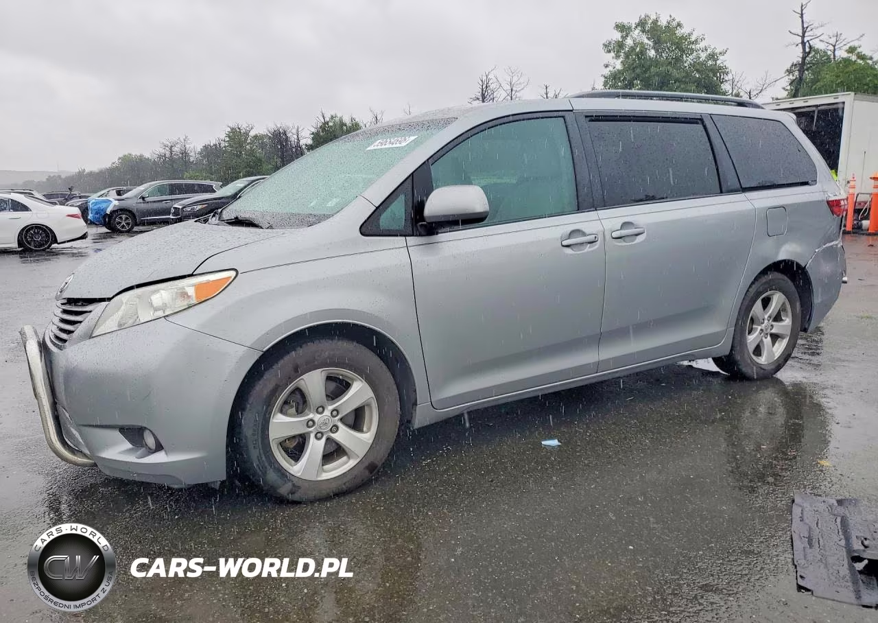2015 Toyota Sienna Le – zdjęcie 1 z 14