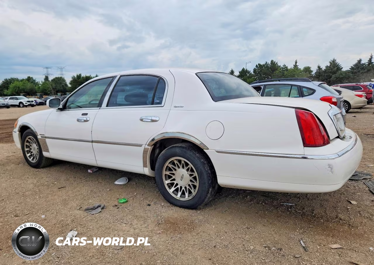 2001 Lincoln Town Car Signature VIN:1LNHM82WX1Y652890 - 2