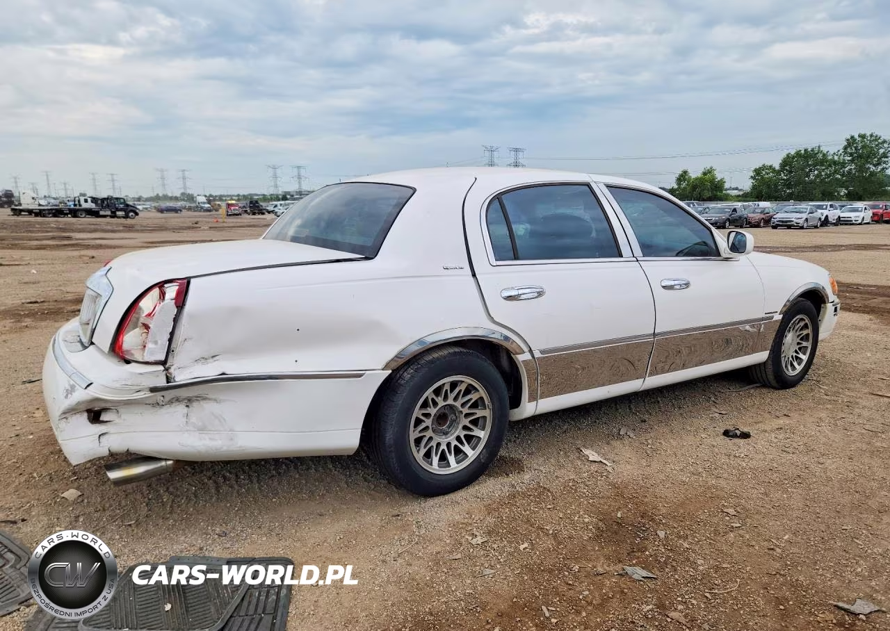 2001 Lincoln Town Car Signature VIN:1LNHM82WX1Y652890 - 3