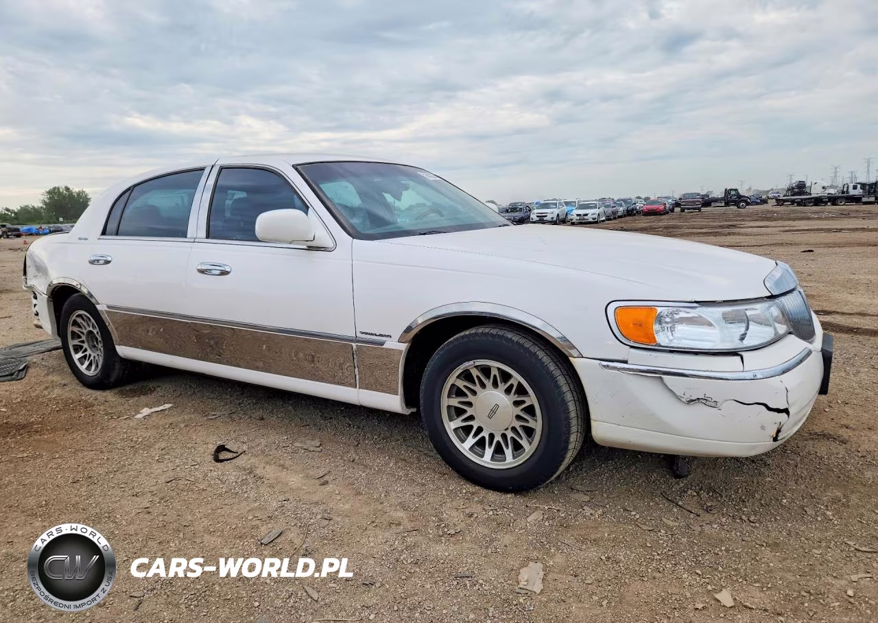 2001 Lincoln Town Car Signature VIN:1LNHM82WX1Y652890 - 4