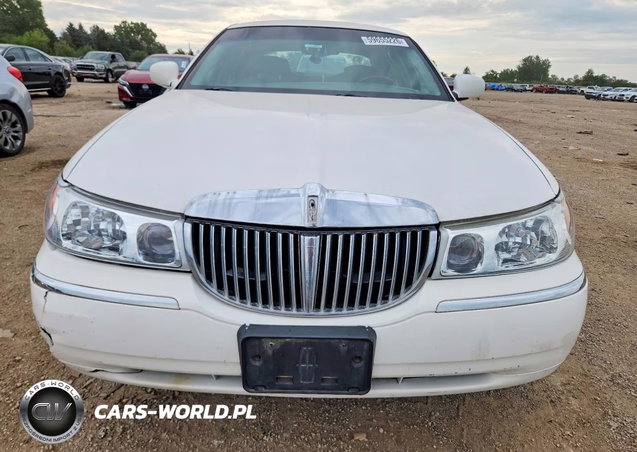 2001 Lincoln Town Car Signature VIN:1LNHM82WX1Y652890 - 5