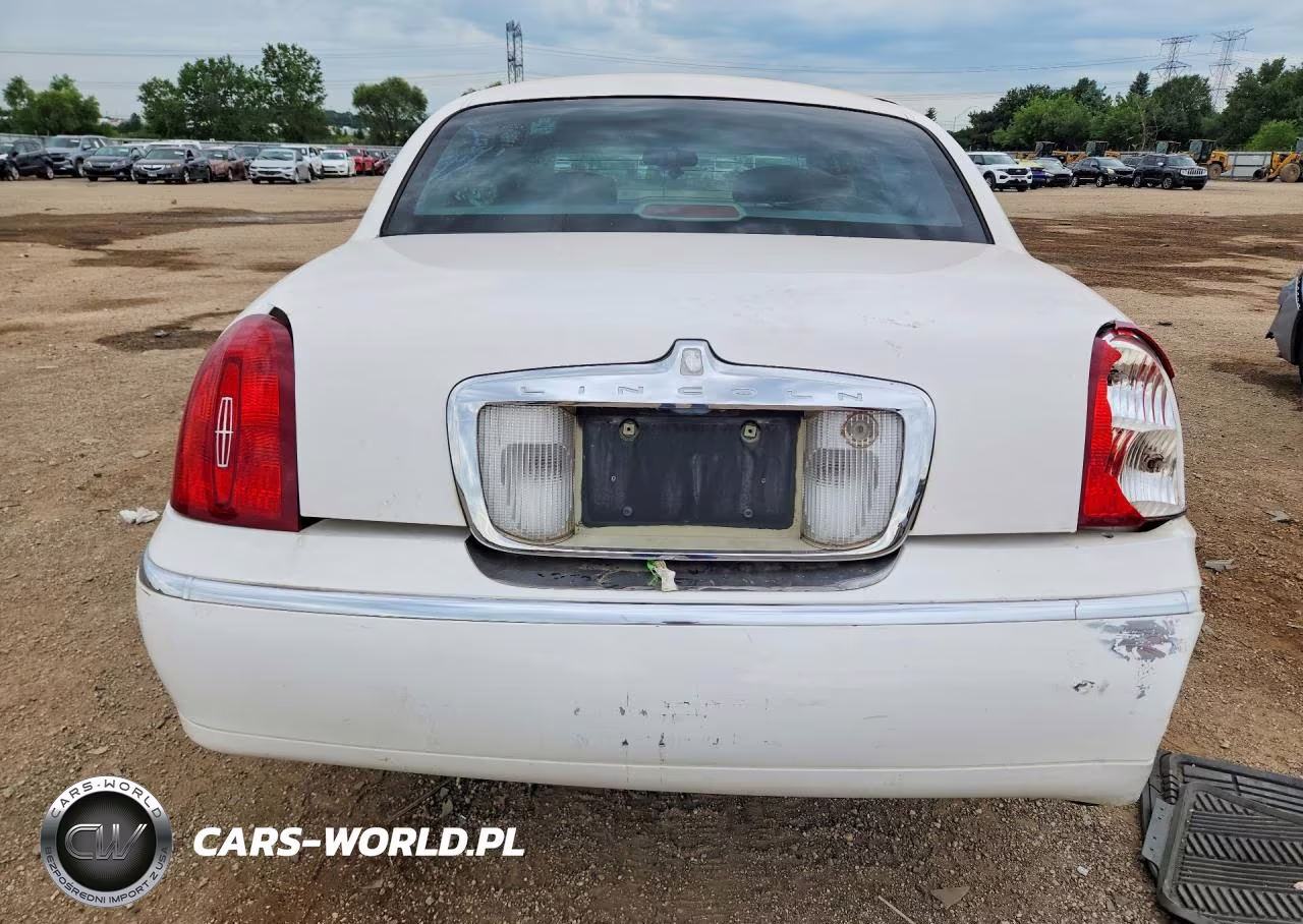 2001 Lincoln Town Car Signature VIN:1LNHM82WX1Y652890 - 6