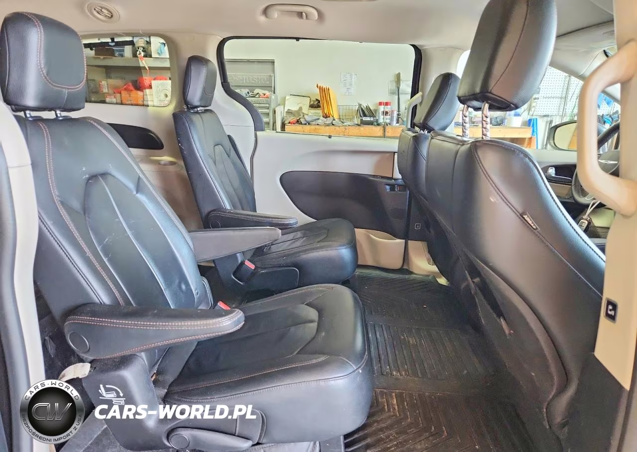 2017 Chrysler Pacifica Touring L VIN:2C4RC1BGXHR644945 - 11