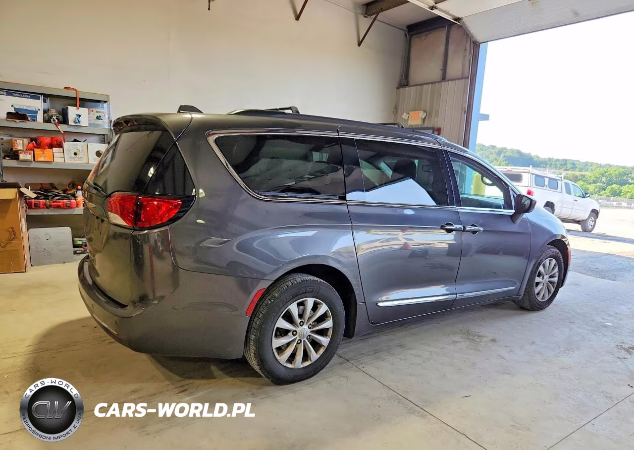 2017 Chrysler Pacifica Touring L VIN:2C4RC1BGXHR644945 - 3