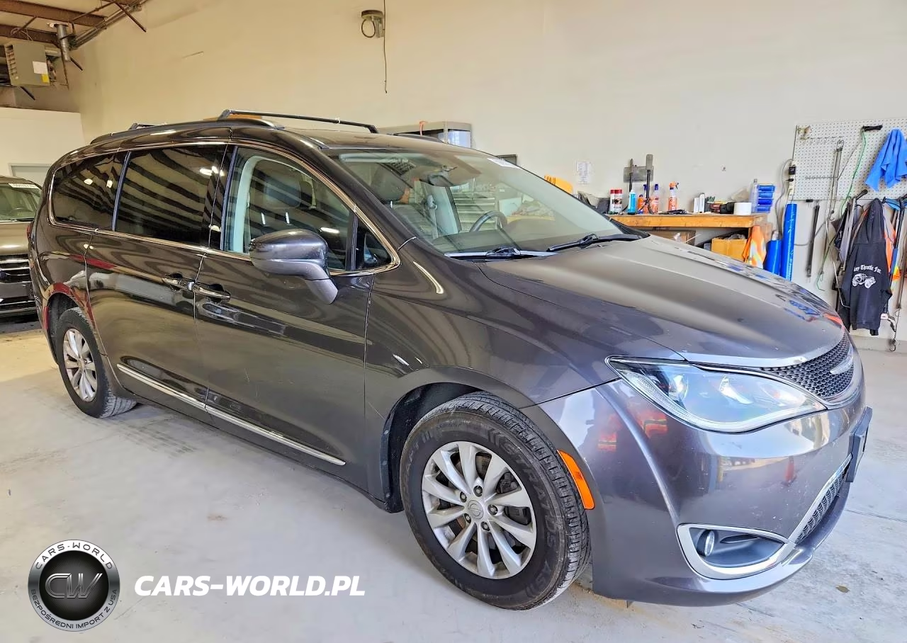 2017 Chrysler Pacifica Touring L VIN:2C4RC1BGXHR644945 - 4