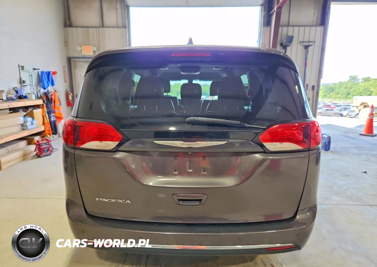 2017 Chrysler Pacifica Touring L VIN:2C4RC1BGXHR644945 - 6