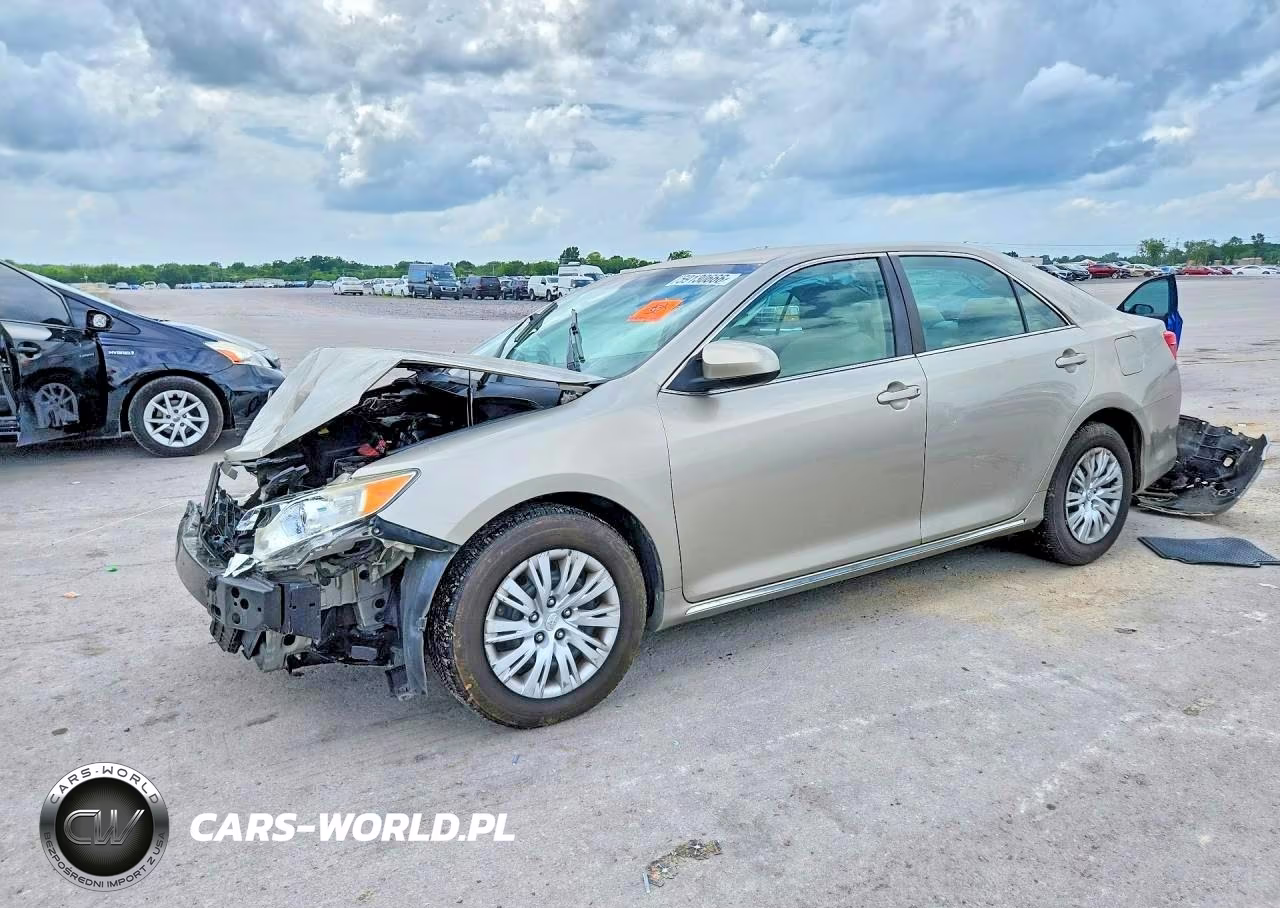 2014 Toyota Camry Le – zdjęcie 1 z 13