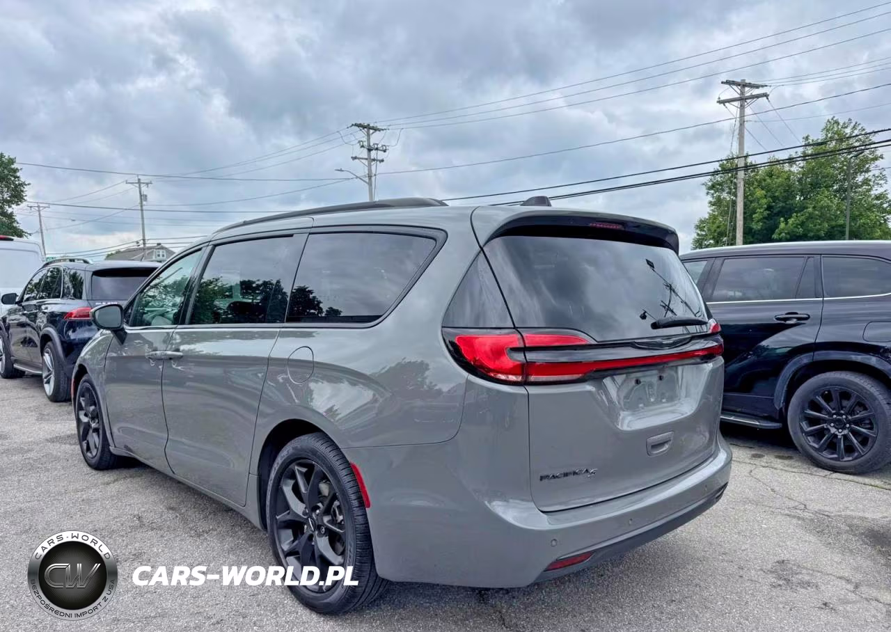 2023 Chrysler Pacifica Touring L VIN:2C4RC1BG4PR516926 - 3