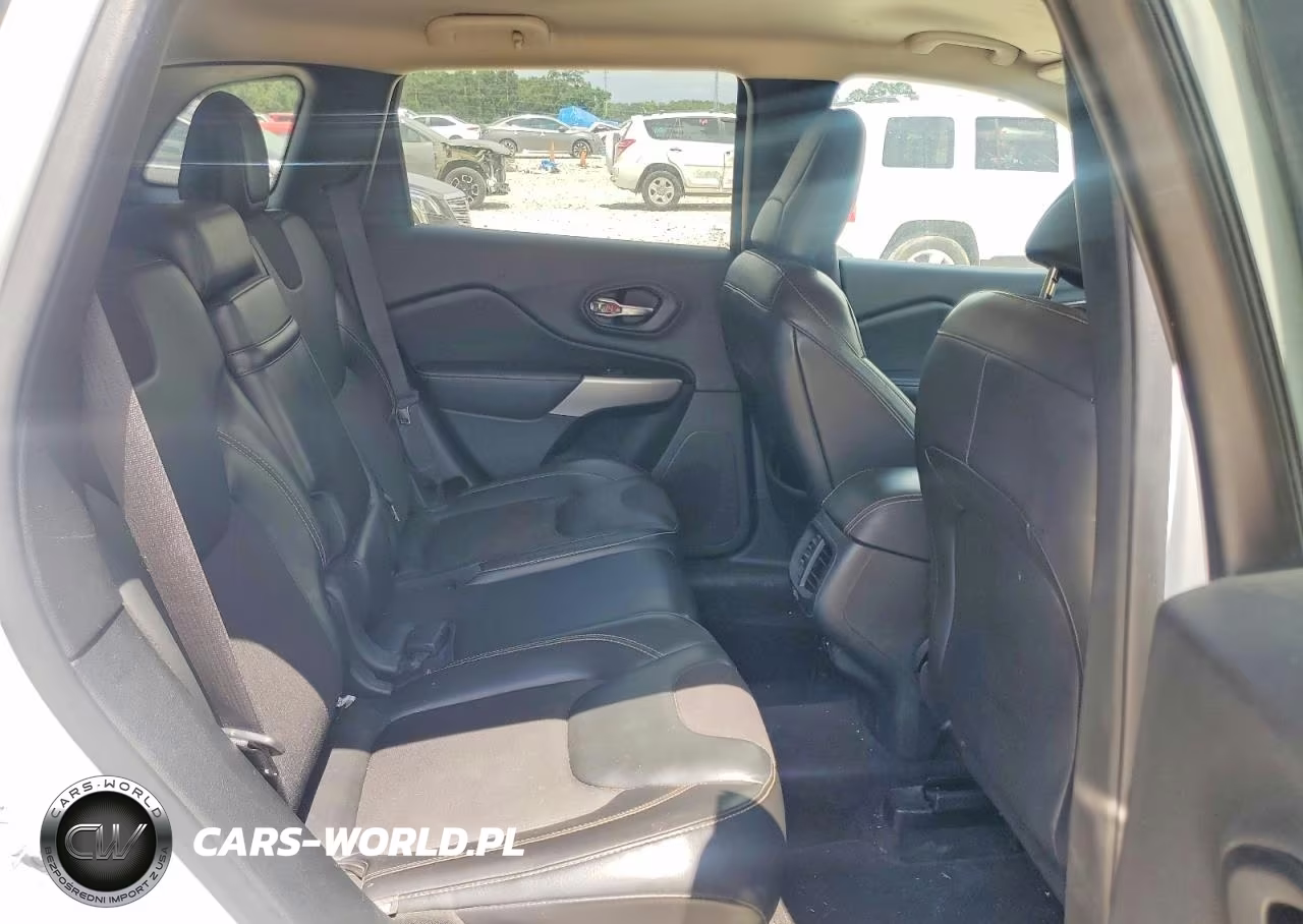 2018 Jeep Cherokee Latitude Plus VIN:1C4PJMLB3JD581732 - 11