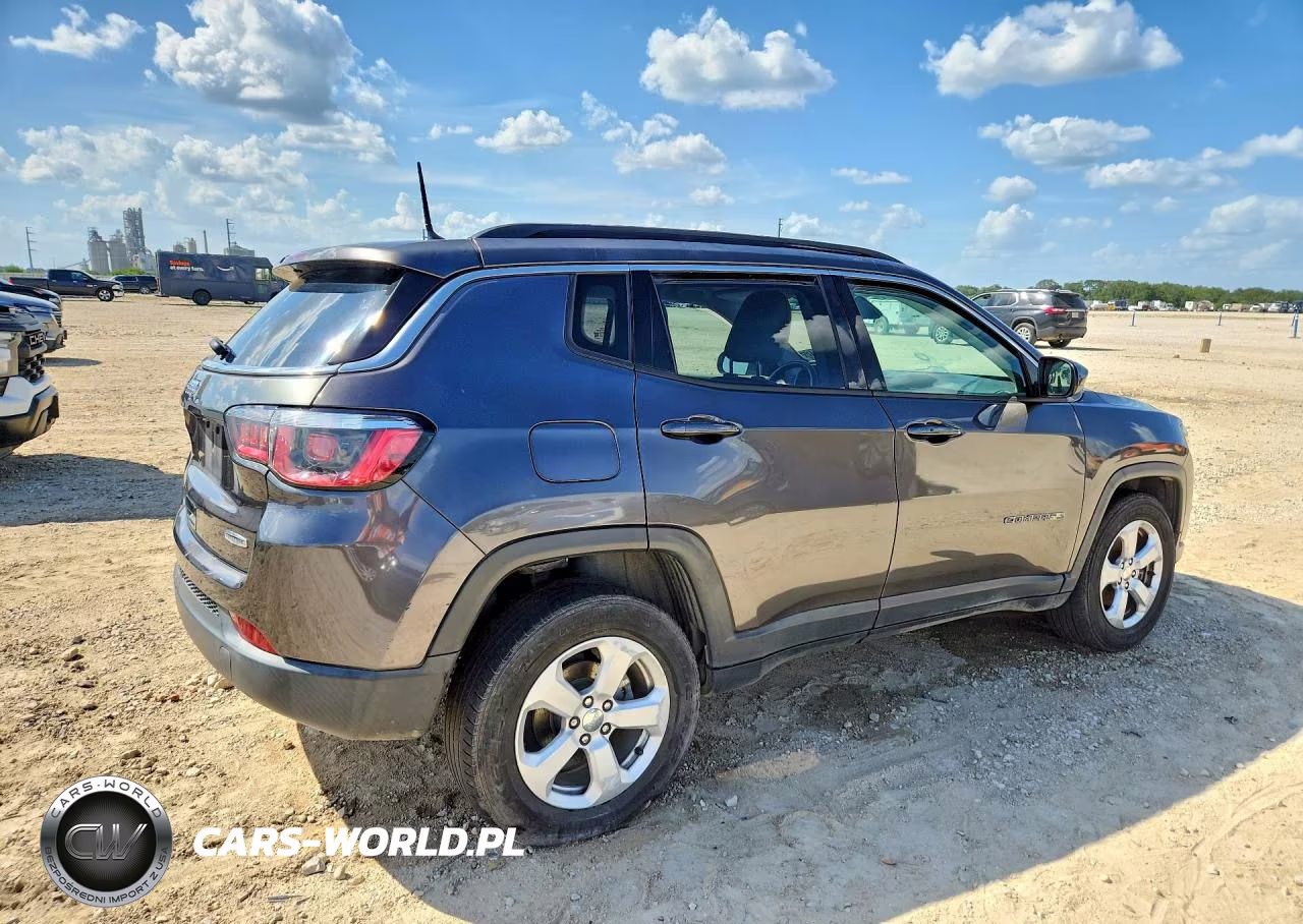 2018 Jeep Compass Latitude VIN:3C4NJDBBXJT315658 - 3