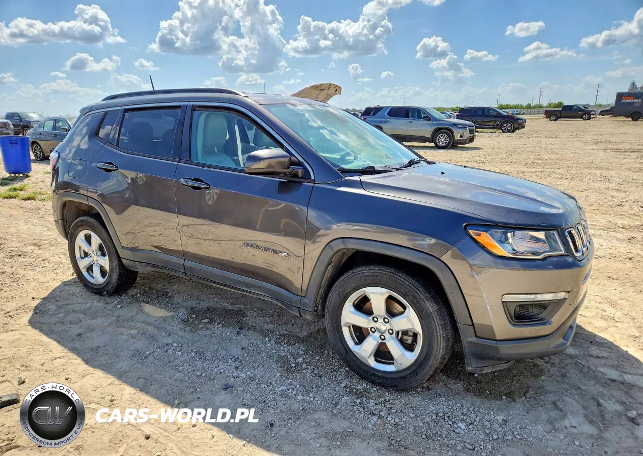 2018 Jeep Compass Latitude VIN:3C4NJDBBXJT315658 - 4
