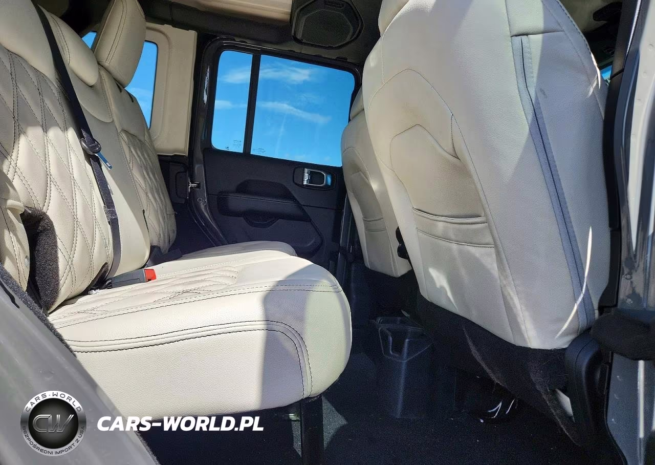 2019 Jeep Wrangler Unlimited Sahara VIN:1C4HJXEN2KW594555 - 11