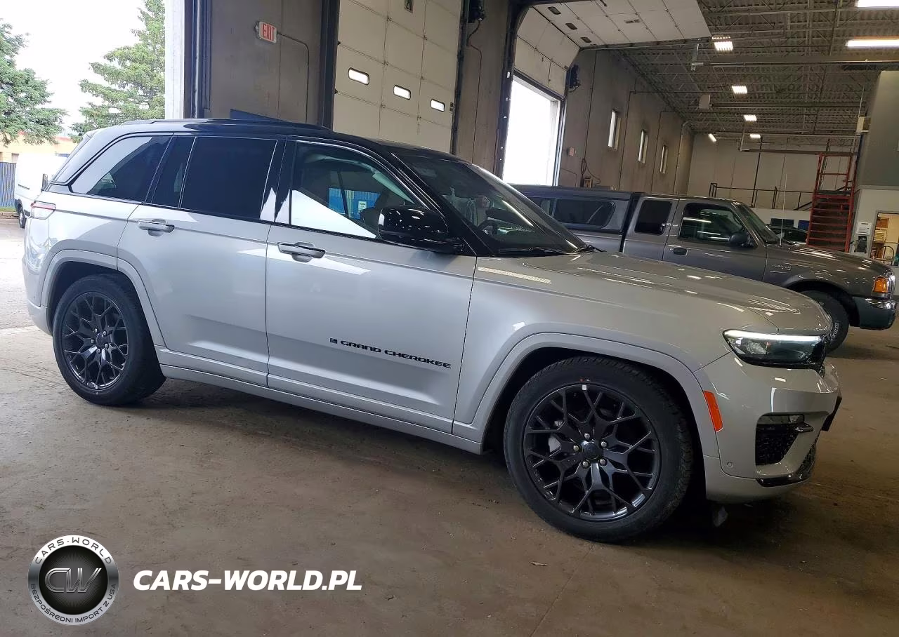 2025 Jeep Grand Cherokee Summit VIN:1C4RJHEG3S8770352 - 4