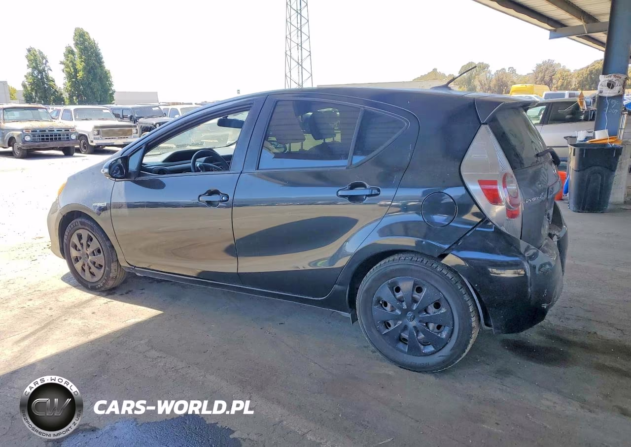 2014 Toyota Prius C Three VIN:JTDKDTB39E1572322 - 2