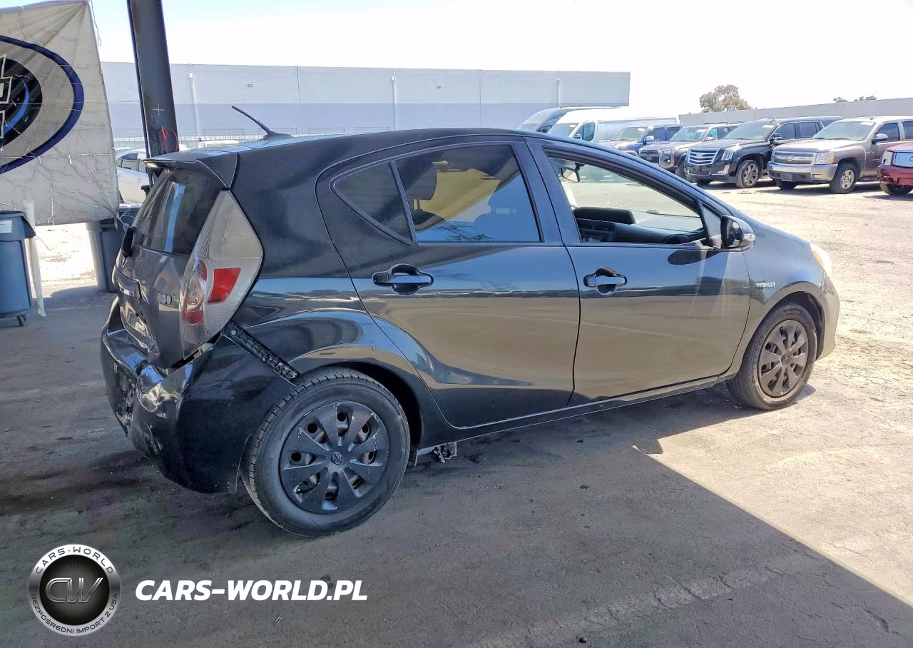 2014 Toyota Prius C Three VIN:JTDKDTB39E1572322 - 3