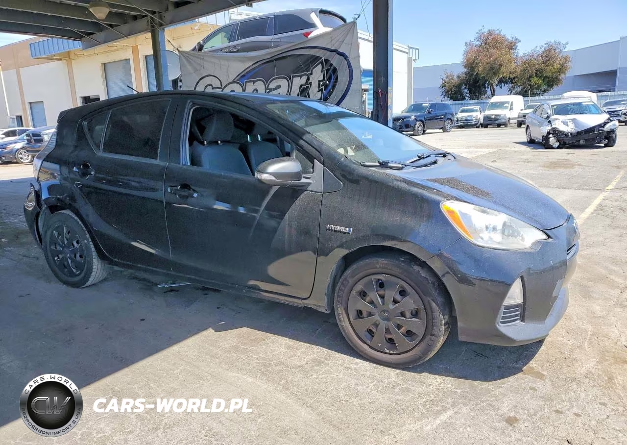 2014 Toyota Prius C Three VIN:JTDKDTB39E1572322 - 4