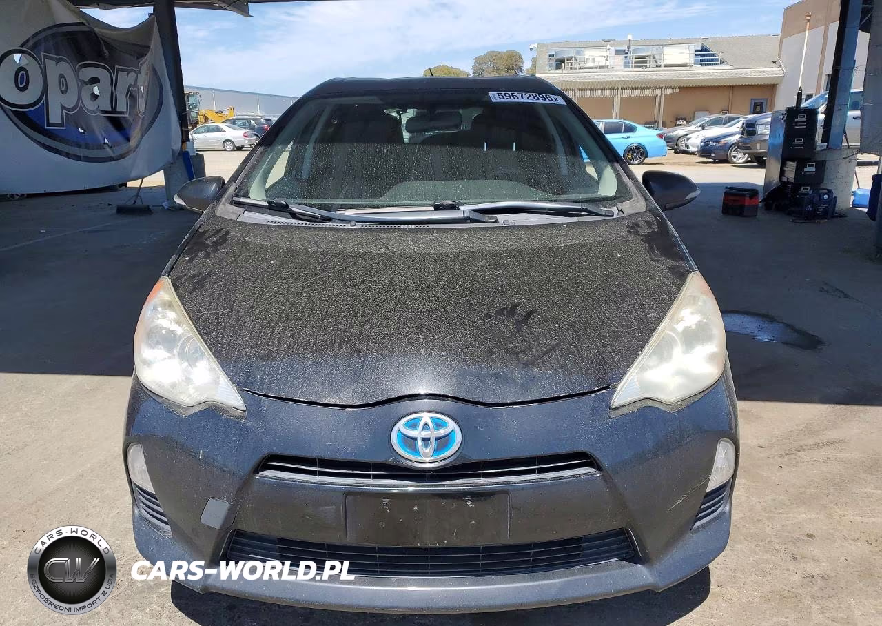 2014 Toyota Prius C Three VIN:JTDKDTB39E1572322 - 5
