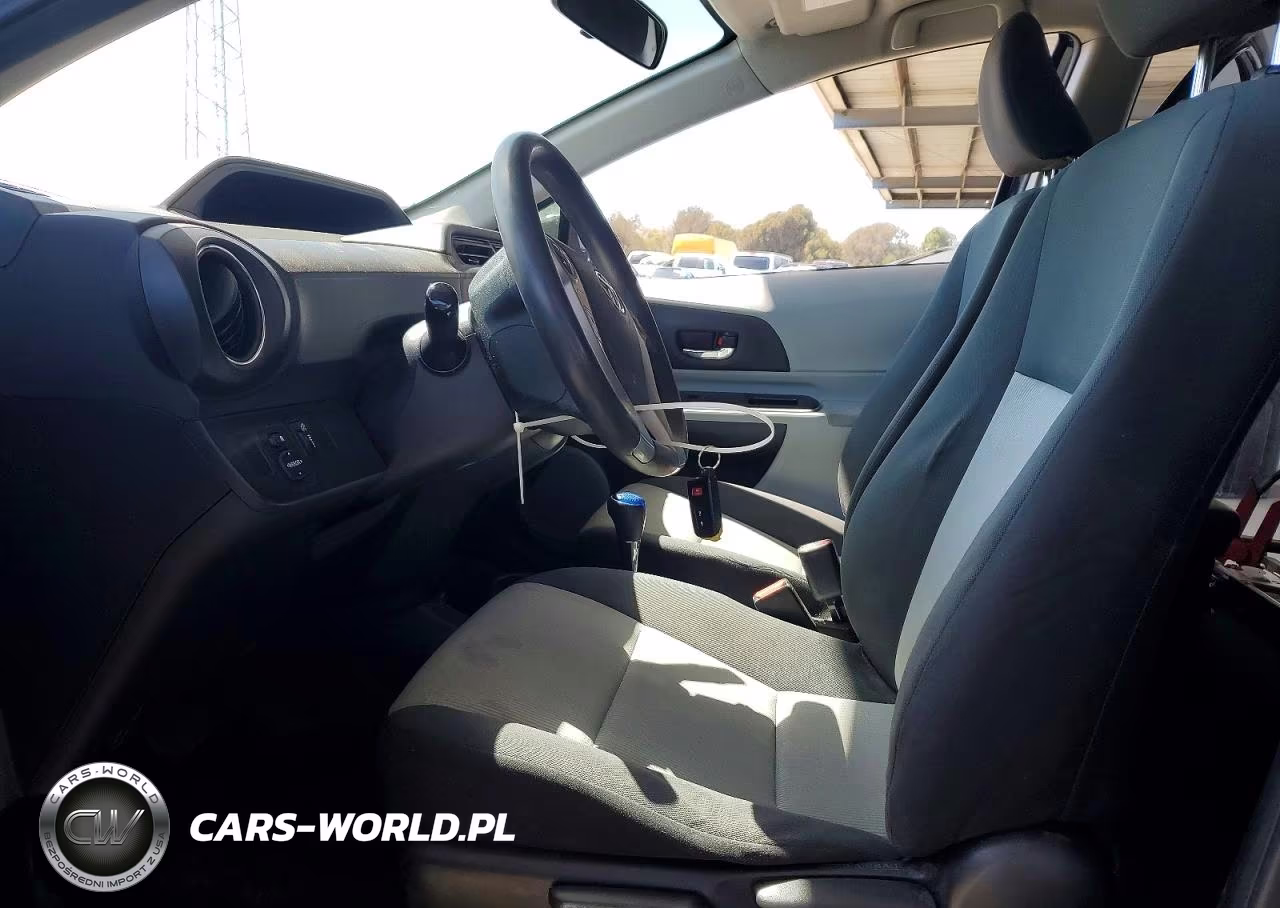 2014 Toyota Prius C Three VIN:JTDKDTB39E1572322 - 7