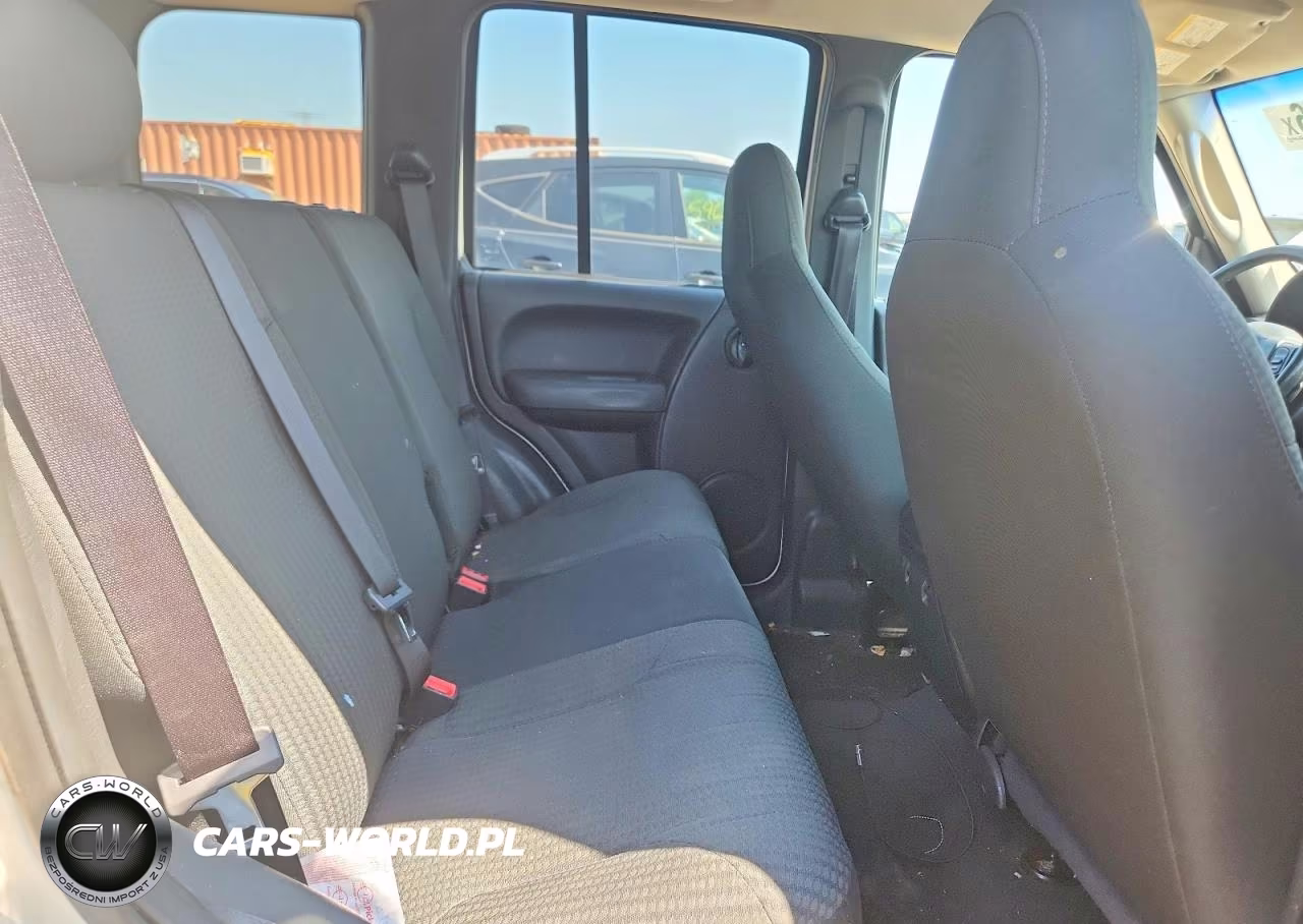 2004 Jeep Liberty Sport VIN:1J4GL48K64W286193 - 10