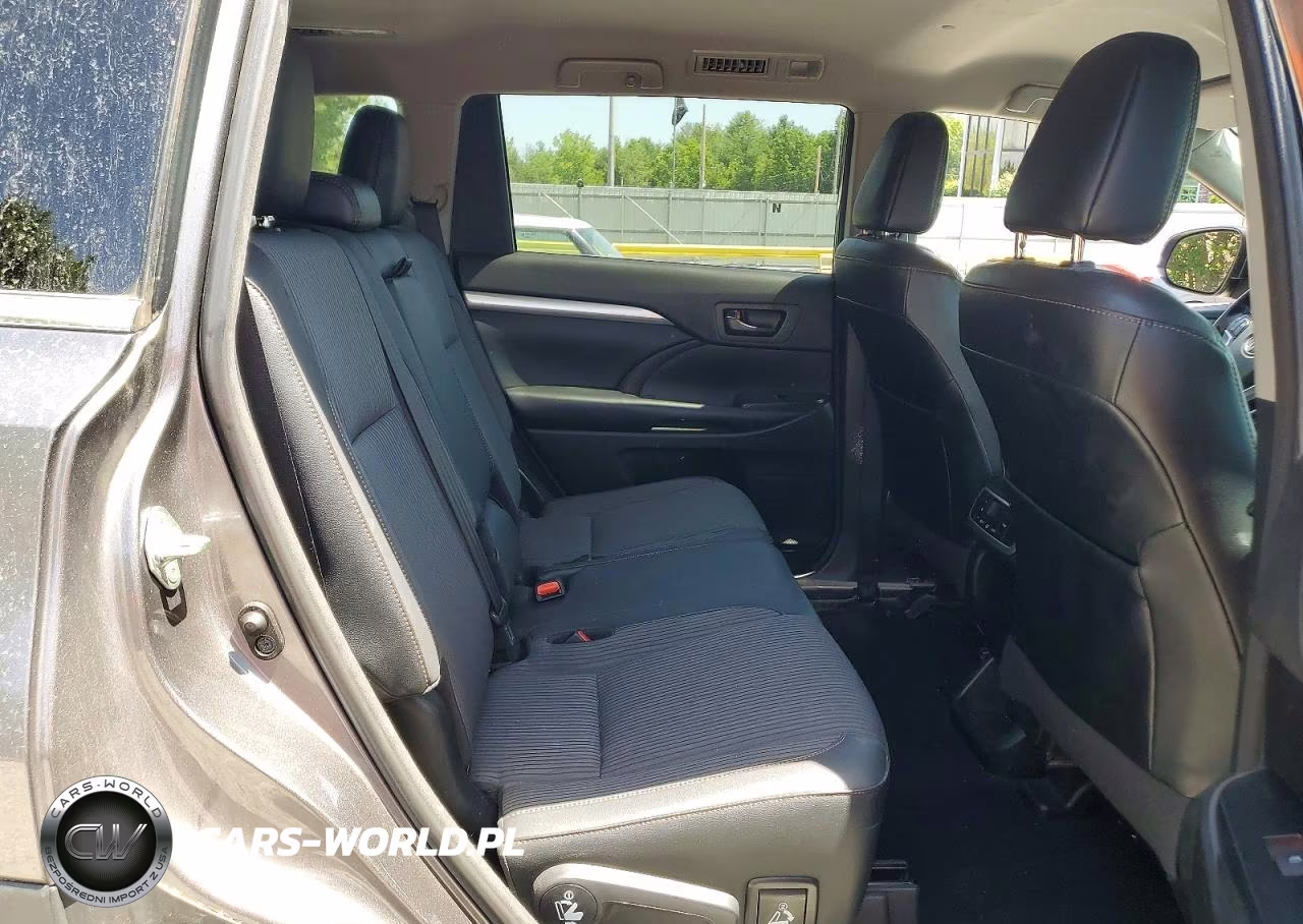 2018 Toyota Highlander Le Plus VIN:5TDBZRFH9JS843287 - 11