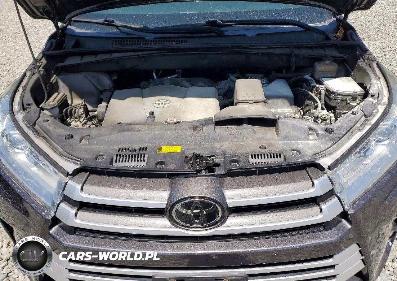 2018 Toyota Highlander Le Plus VIN:5TDBZRFH9JS843287 - 12