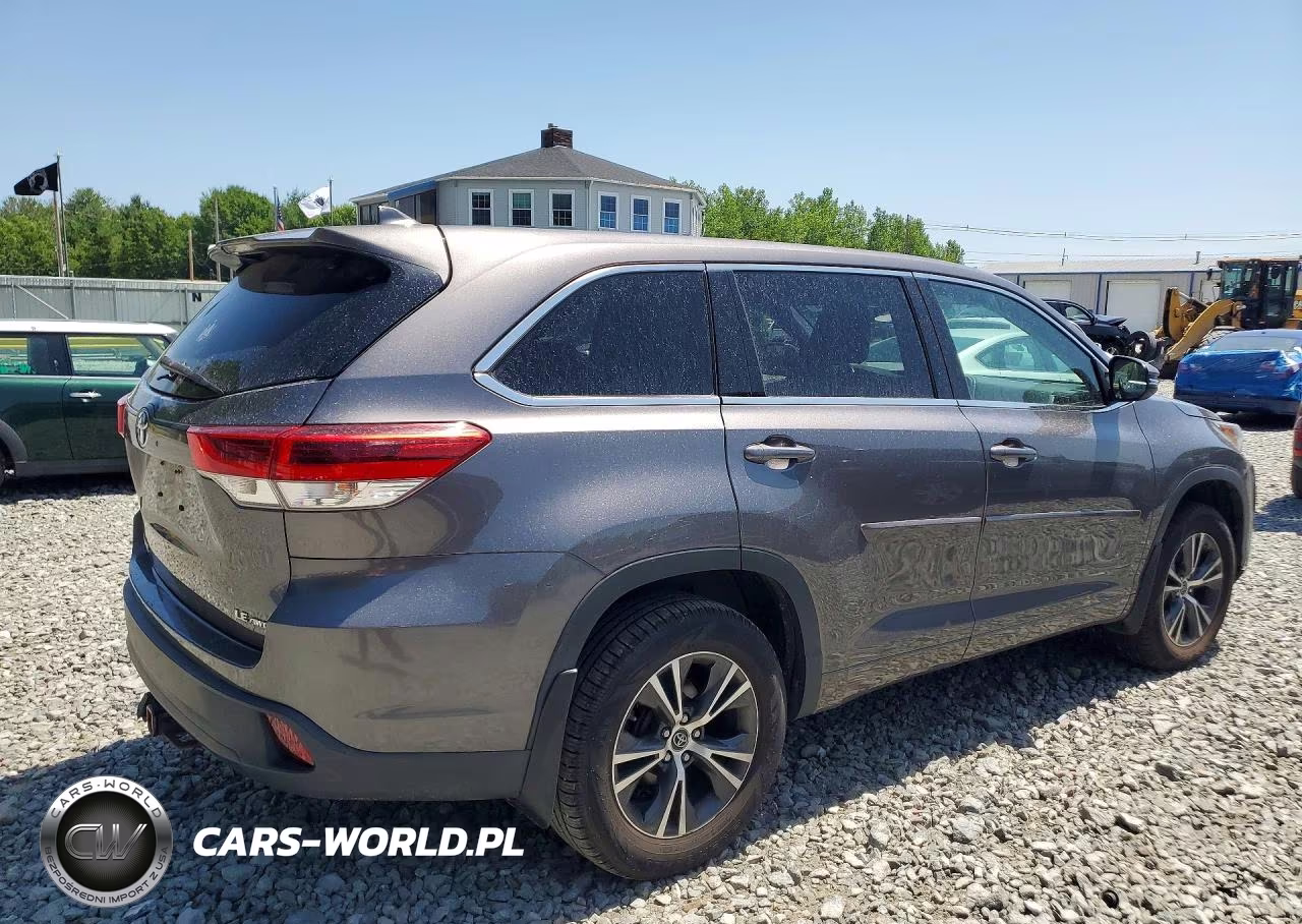 2018 Toyota Highlander Le Plus VIN:5TDBZRFH9JS843287 - 3