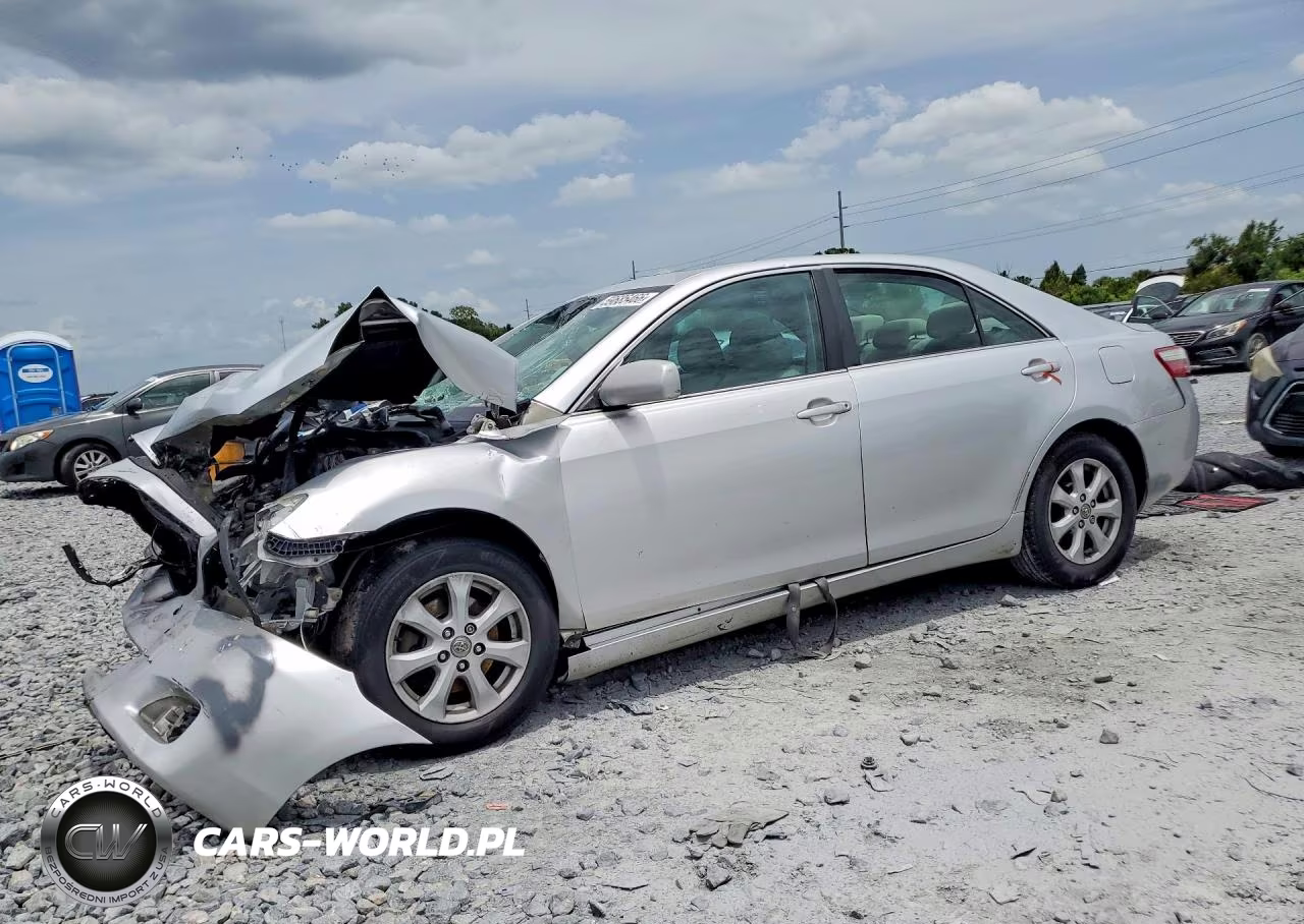 2010 Toyota Camry Le – zdjęcie 1 z 12