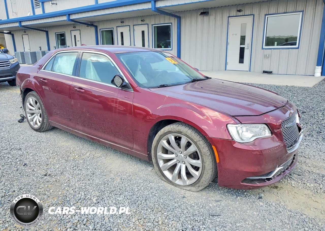 2018 Chrysler 300 Touring VIN:2C3CCAAGXJH342028 - 4