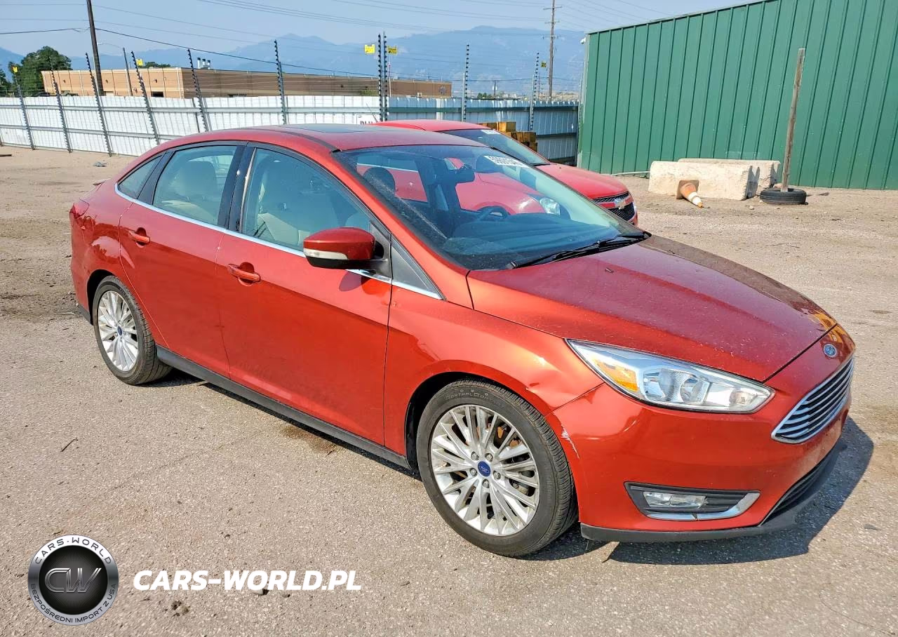 2018 Ford Focus Titanium VIN:1FADP3J25JL271771 - 4