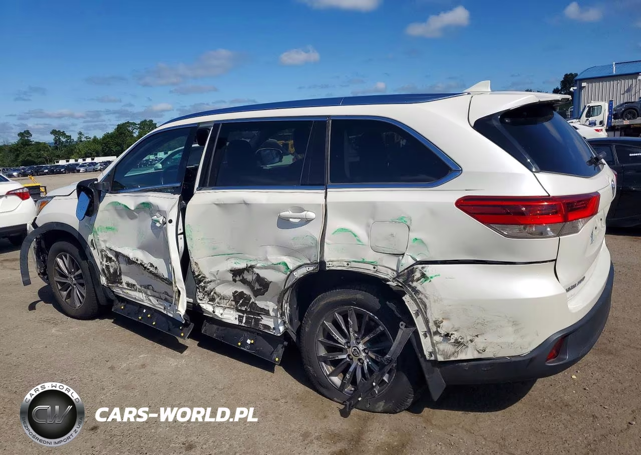 2019 Toyota Highlander Xle VIN:5TDJZRFH3KS745031 - 2