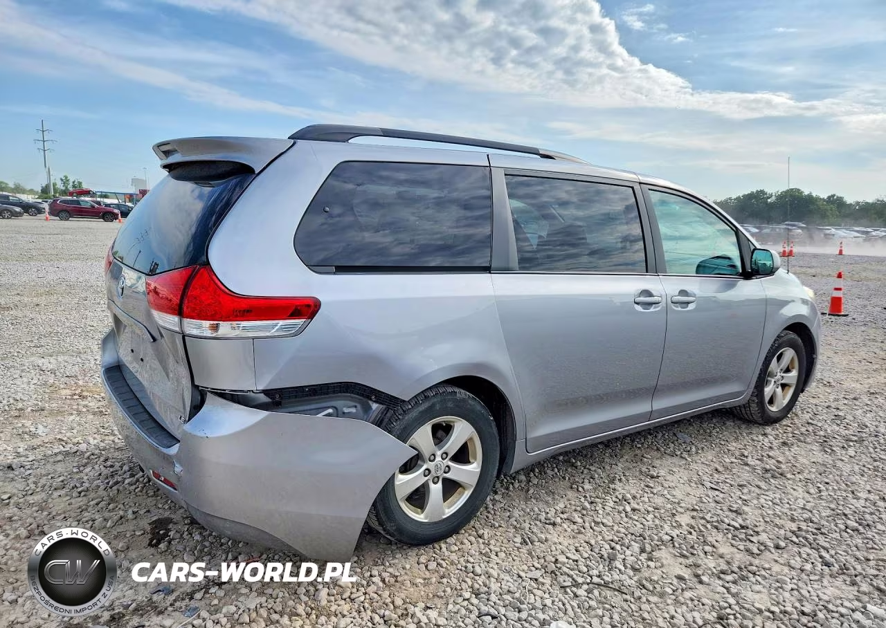 2013 Toyota Sienna Le VIN:5TDKK3DC3DS375084 - 3