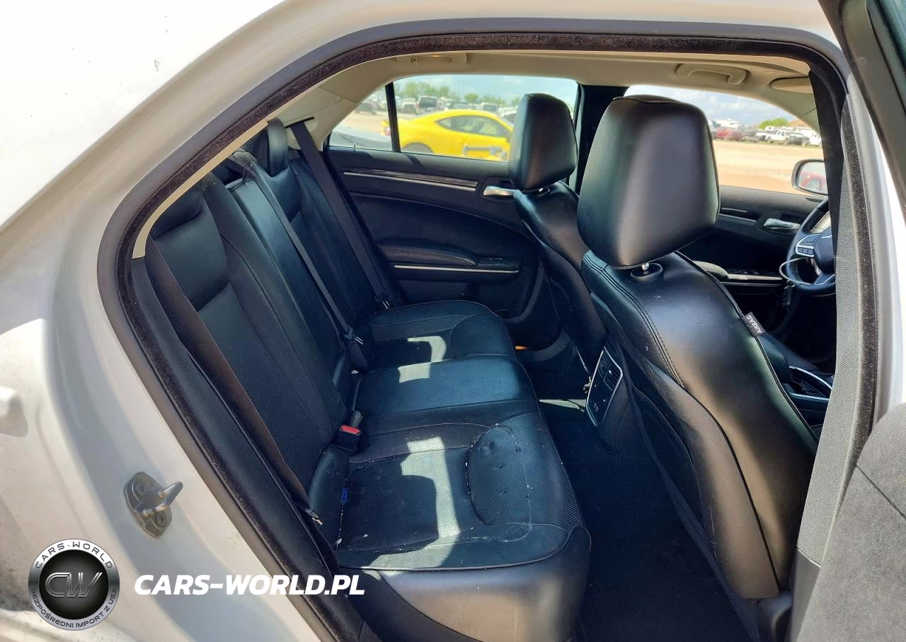 2019 Chrysler 300 Limited VIN:2C3CCAEG5KH634164 - 10