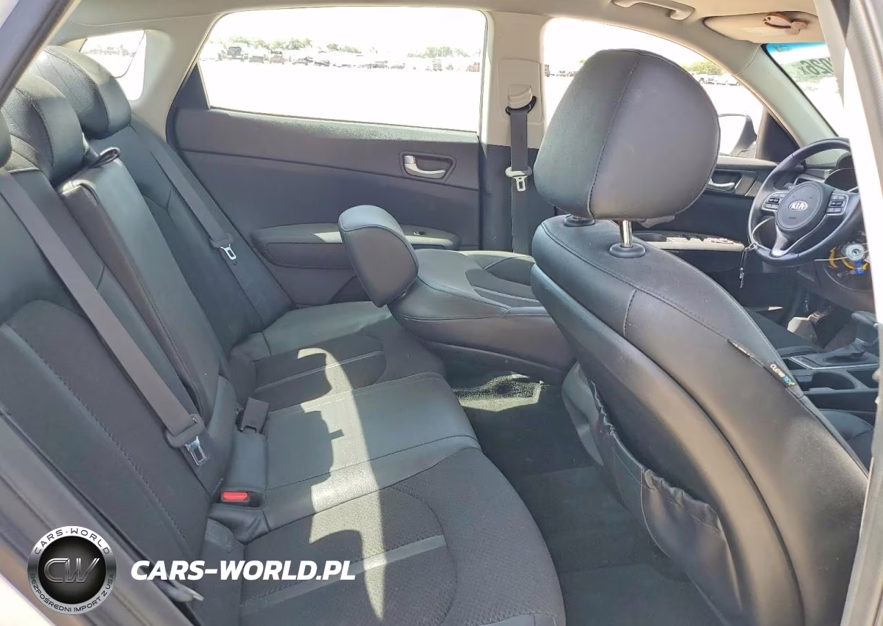 2018 Kia Optima S VIN:5XXGT4L34JG202634 - 10