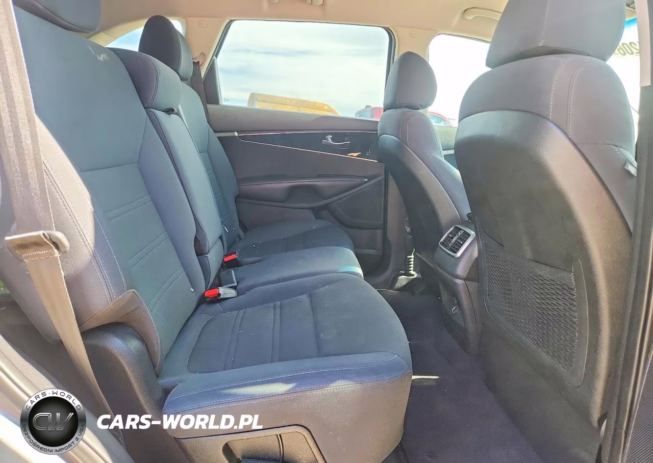 2018 Kia Sorento L VIN:5XYPG4A38JG414018 - 11
