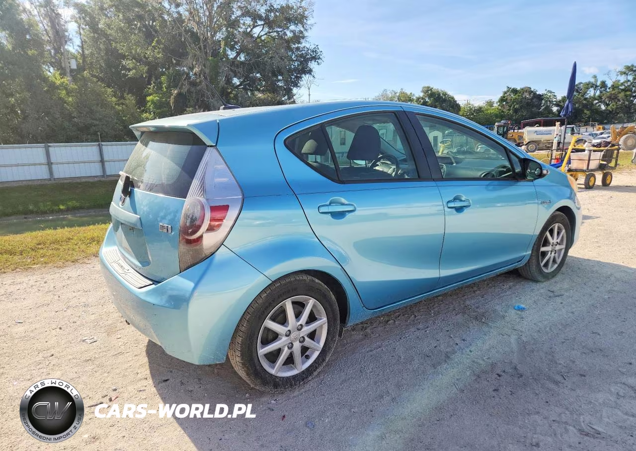 2013 Toyota Prius C Three VIN:JTDKDTB3XD1039474 - 3