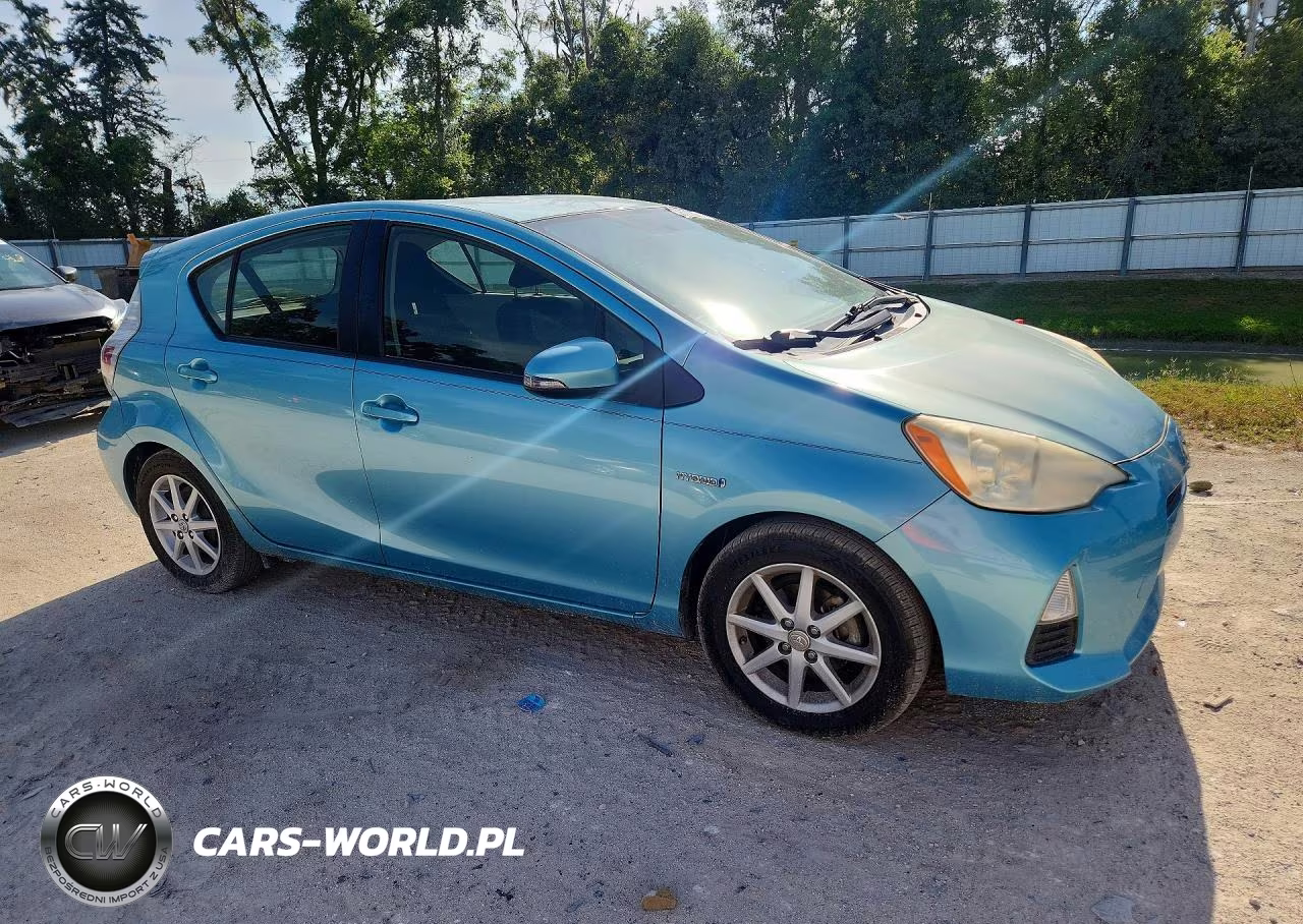 2013 Toyota Prius C Three VIN:JTDKDTB3XD1039474 - 4