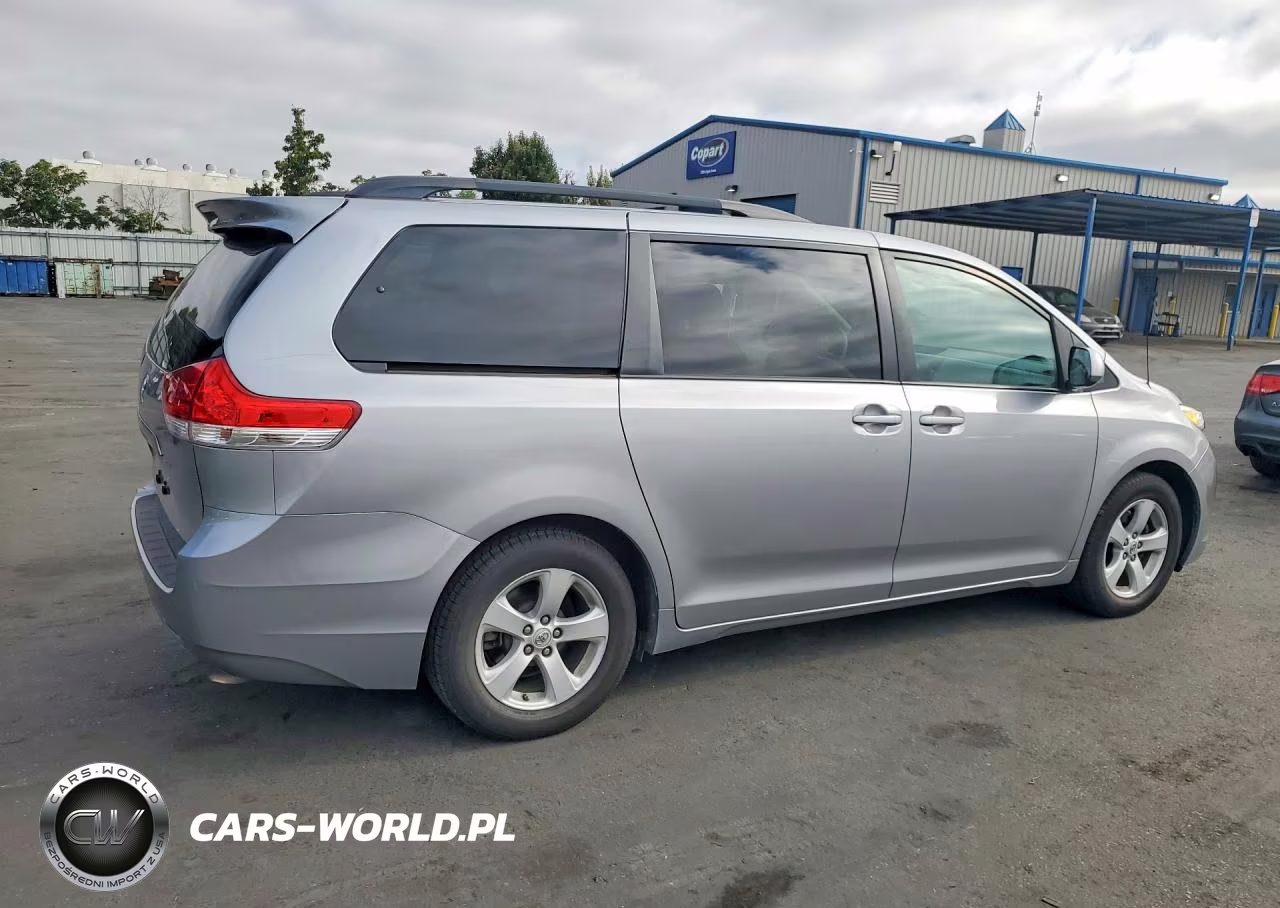 2013 Toyota Sienna Le VIN:5TDKK3DC2DS284159 - 3