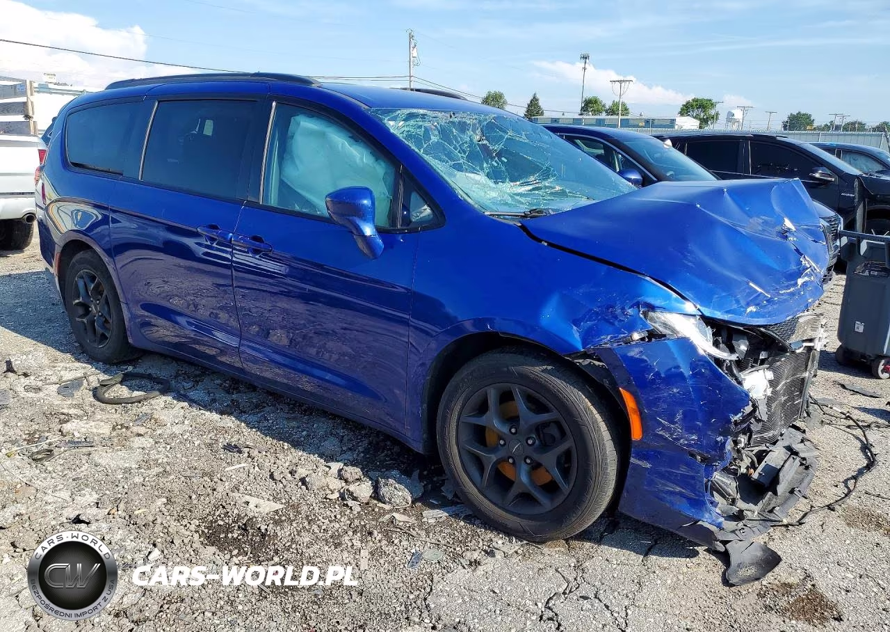 2020 Chrysler Pacifica Touring L Plus VIN:2C4RC1EG6LR121331 - 4