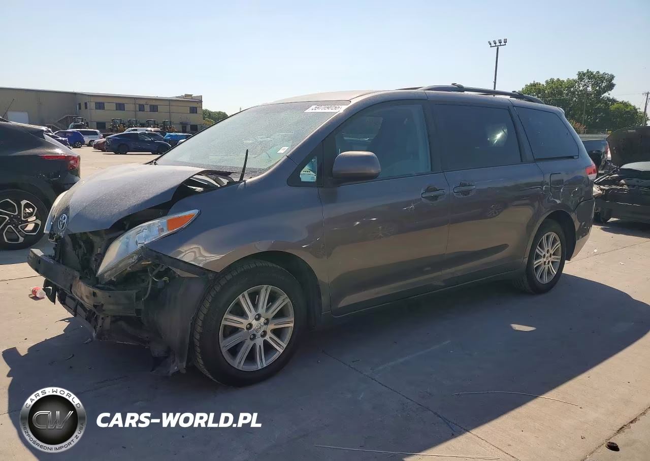 2013 Toyota Sienna Le – zdjęcie 1 z 13