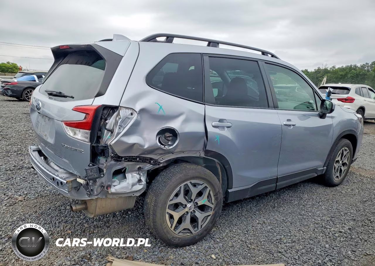 2022 Subaru Forester Premium VIN:JF2SKAEC5NH415367 - 3