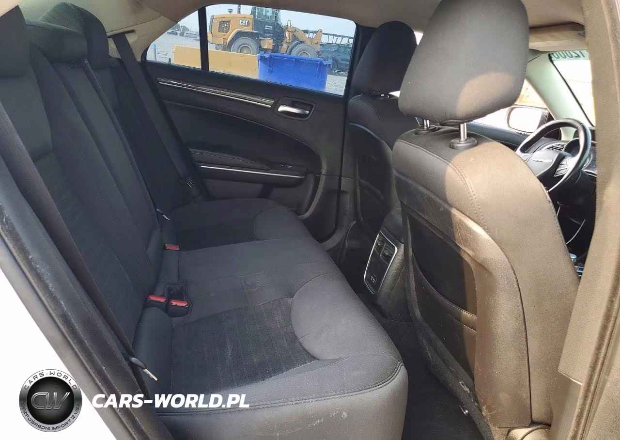 2019 Chrysler 300 Touring VIN:2C3CCAAG2KH590307 - 10