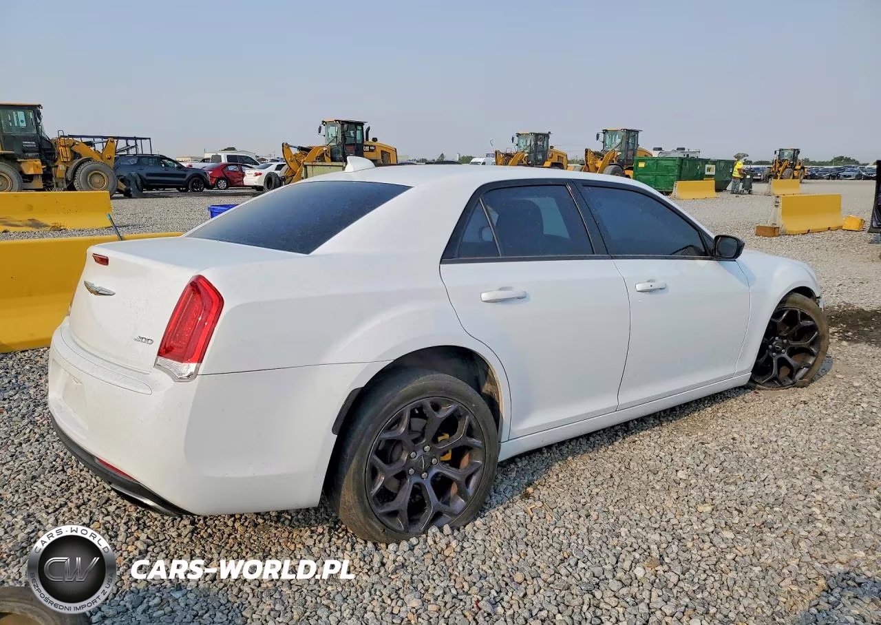 2019 Chrysler 300 Touring VIN:2C3CCAAG2KH590307 - 3