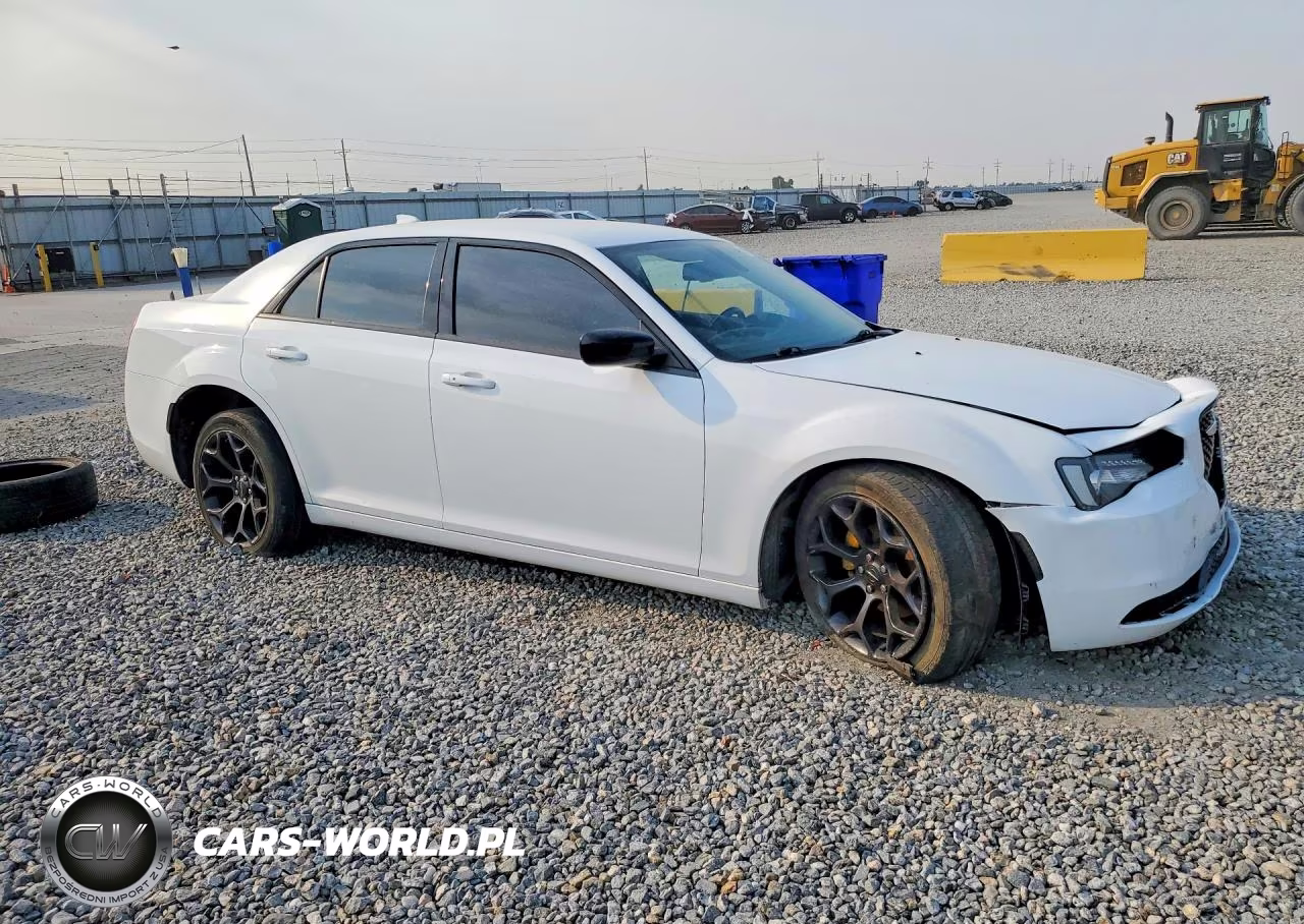 2019 Chrysler 300 Touring VIN:2C3CCAAG2KH590307 - 4