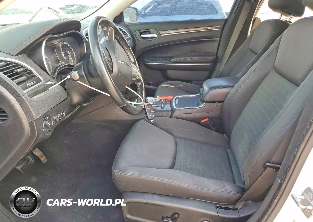 2019 Chrysler 300 Touring VIN:2C3CCAAG2KH590307 - 7